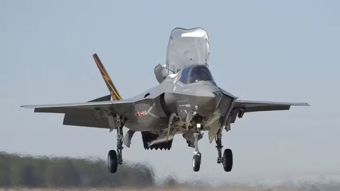 Và việc rơi máy bay F-35B lần này, đã đánh dấu lần đầu tiên một chiếc F-35B bị rơi tại một vùng biển quốc tế “nhạy cảm” như thế này, điều này làm dấy lên mối lo ngại sẽ mất chiếc tiêm kích thế hệ thứ 5 này vào tay Nga.