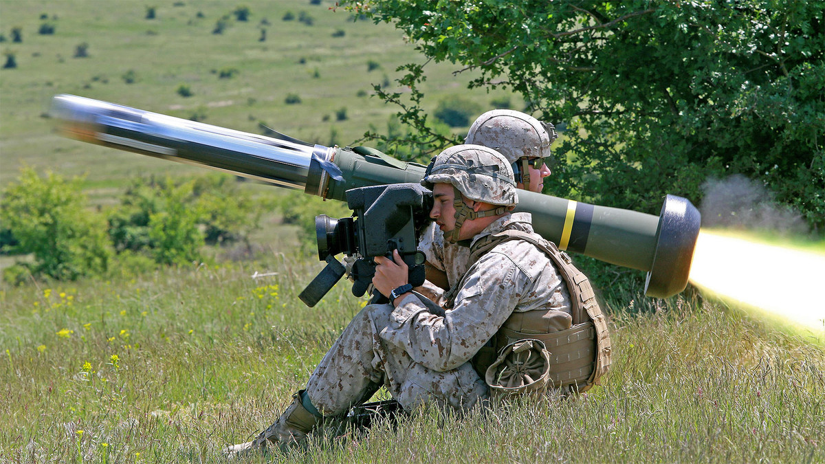 Loại tên lửa ATGM Javelin này được phát triển để tấn công chủ yêu hướng về các thiết giáp, ví dụ như phần nóc tháp pháo xe tăng, nơi là điểm yếu thường thấy trên các chiến xa, mang lớp vỏ mỏng manh hơn.