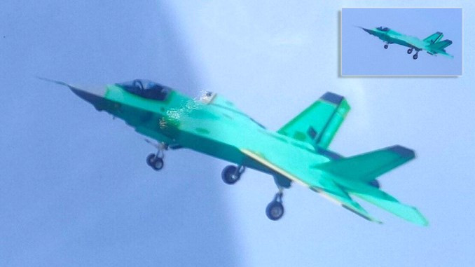 Các thay đổi khác có thể kể đến, phần đuôi được thiết kế nhỏ hơn, bề mặt nhẵn nhụi và thân máy bay cũng ít góc cạnh hơn.