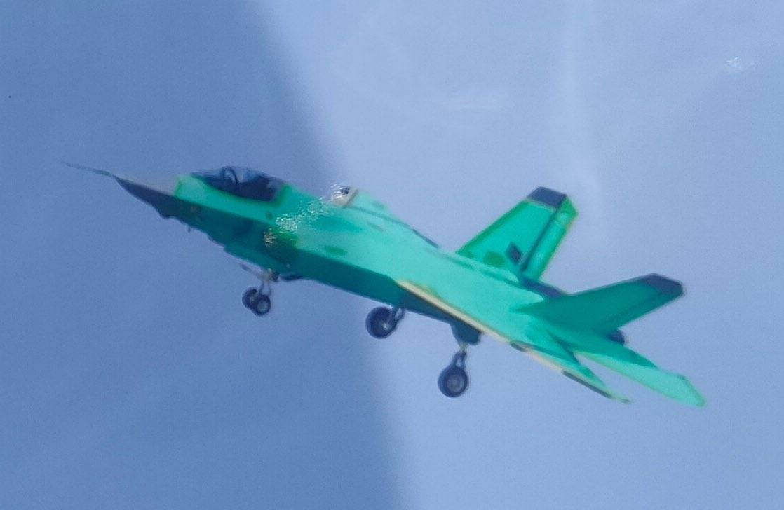 Đây được cho là một biến thể, hoặc một mẫu tiêm kích hạm mới mà Trung Quốc đang phát triển, dựa theo nguyên mẫu là tiêm kích hạm FC-31, một mẫu tiêm kích do Tập đoàn Máy bay Thẩm Dương phát triển.