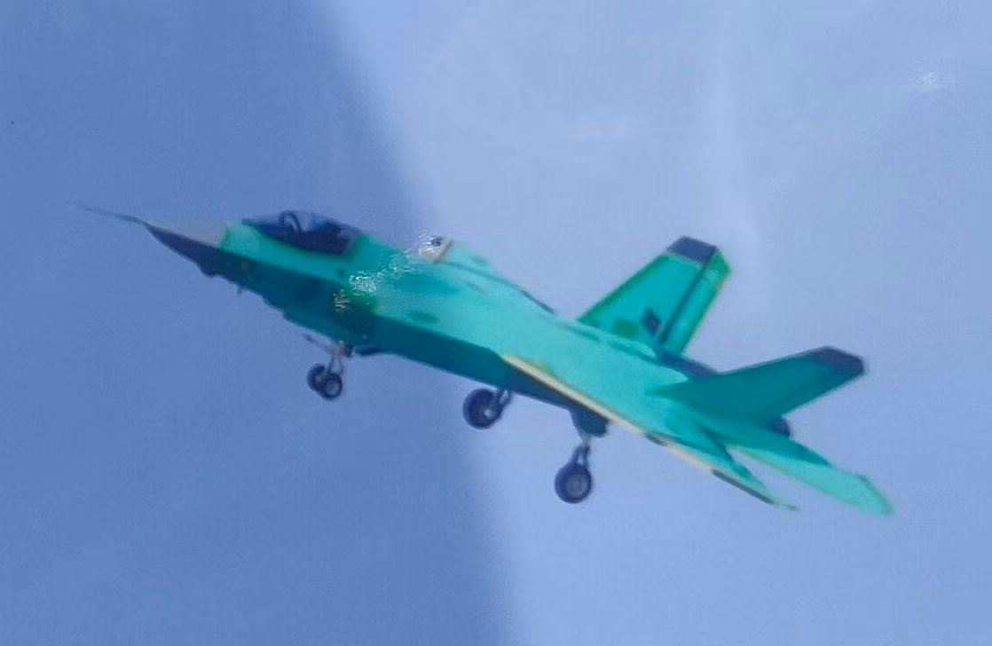 Đây được cho là một biến thể, hoặc một mẫu tiêm kích hạm mới mà Trung Quốc đang phát triển, dựa theo nguyên mẫu là tiêm kích hạm FC-31, một mẫu tiêm kích do Tập đoàn Máy bay Thẩm Dương phát triển.