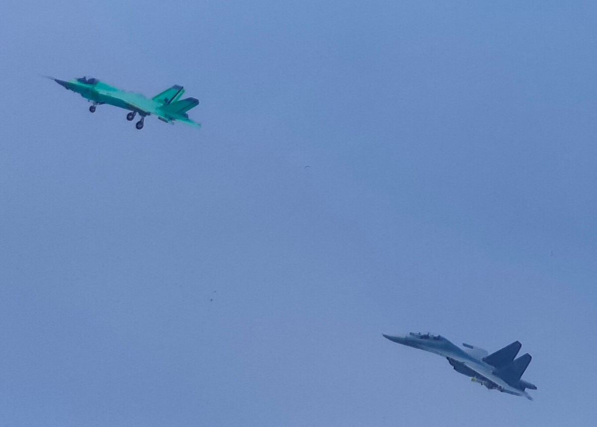 Mẫu tiêm kích này đã được sửa đổi để trở thành một tiêm kích hạm chủ lực trên tàu sân bay, các sửa đổi có thể nói tới việc cánh có thể gập lại, và hệ thống móc kéo để vận hành trên tàu sân bay trong việc phóng đi và đáp cánh.