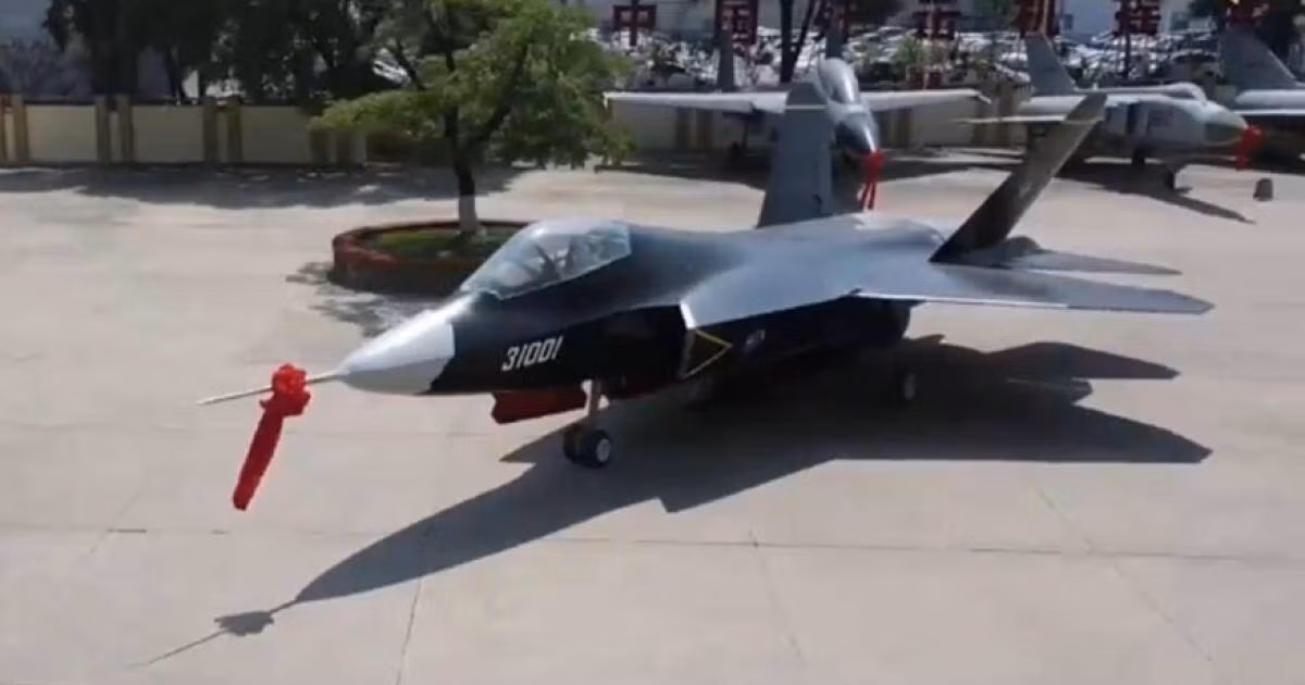 Các thông số của FC-31 là chưa chính thức, ước tính thì chiều dài thân của nó đạt 17.3m, sải cánh rộng chừng 11.5m và chiều cao đạt khoảng 4.8m.