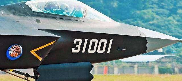 Hệ thống điện tử xuất hiện trên tiêm kích này cũng cần được sửa đổi để phù hợp trong việc vận hành trên biển đặc thù.