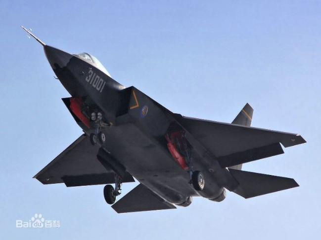 Còn về vũ trang của FC-31, tiêm kích này xuất hiện 6 khoang vũ khí, có thể đạt đến 8.000kg vũ khí các loại. Đảm bảo đủ hoả lực cho nó, khi có sự xuất hiện của các loại tên lửa không đối không tầm trung tân tiến, các tên lửa siêu âm không đối đất và các loại bom mạnh mẽ.