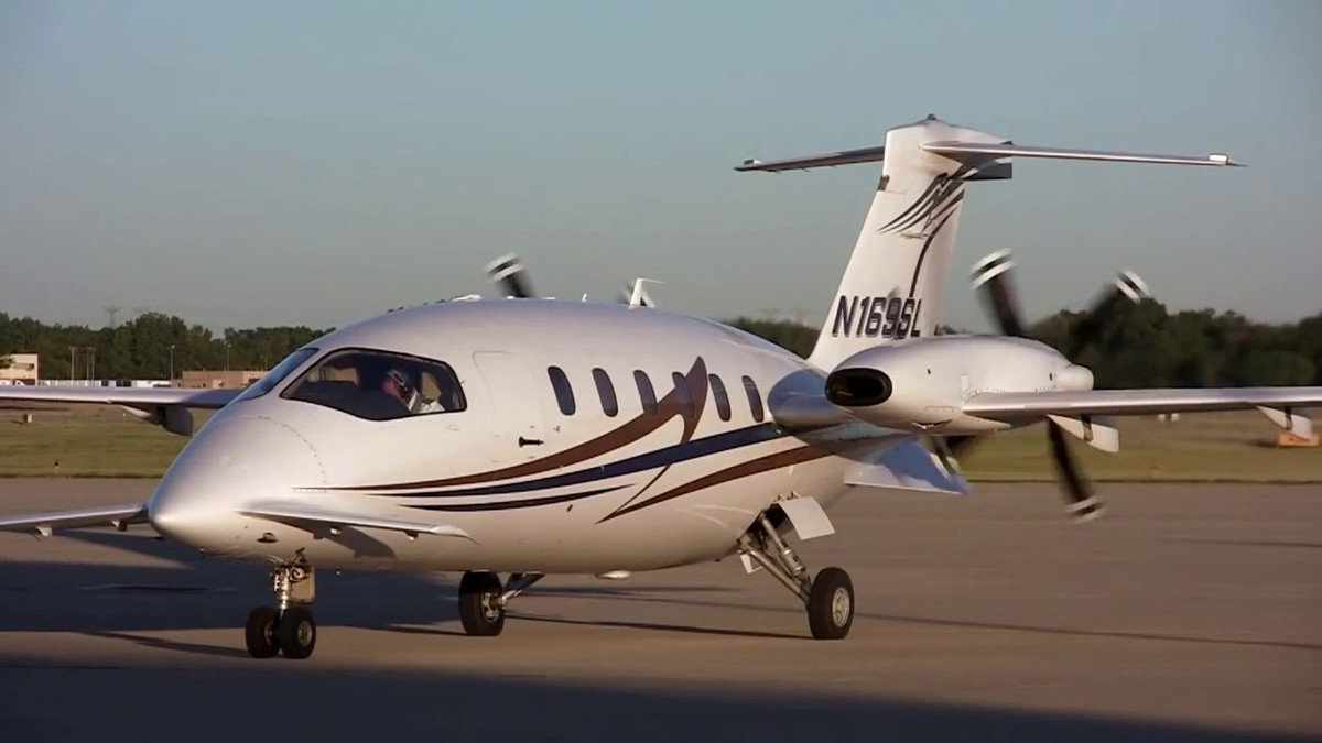 Với kích thước lần lượt, chiều dài thân là 14,4m, sải cánh là 14m và chiều cao 4m thì máy bay này có thể có tải trọng cất cánh tối đa là gần 5.500kg với 1 kíp lái.