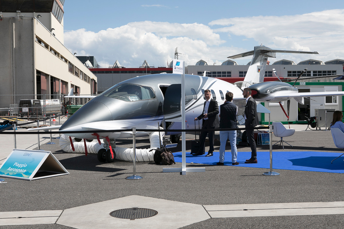 Bộ Quốc phòng Italia cho biết, họ sẽ chi 171 triệu euro (198 triệu USD) để mua 6 máy bay động cơ đời mới P.180 Avanti Evo. Cũng như một thiết bị mô phỏng bay và công việc bảo dưỡng động cơ.