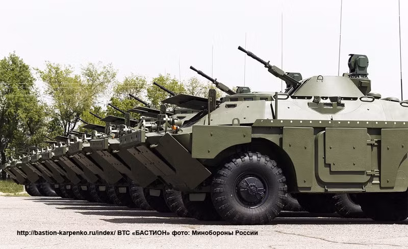 Ngoài ra, theo khuôn khổ của đơn hàng trị giá 75 triệu Euro giữa Serbia - Nga, còn có tới 30 chiếc xe bọc thép hiện đại của Nga là BRDM-2MS đi cùng với cá xe tăng T-72MS.