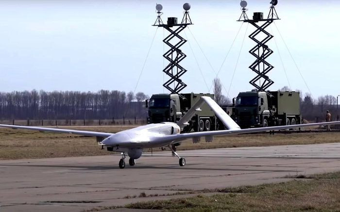 Qua các mặt trận vào theo đánh giá từ các quốc gia là nhà khai thác dòng UAV này của Thổ Nhĩ Kỳ, chúng được đánh giá là mang hiệu năng rất tốt, đảm bảo được cả nhiệm vụ trinh sát hay tấn công cho quân đội sở hữu.