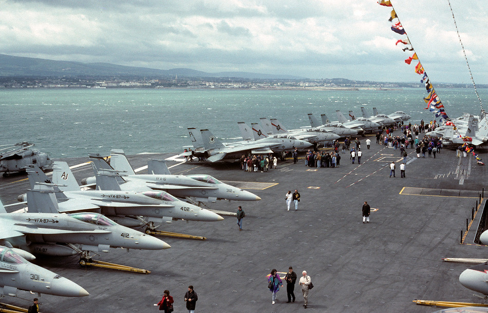 Đảo cấu trúc thượng tầng có đôi chút khác biệt so với lớp Kitty Hawk, khi các ống khói nghiêng ra ngoài để phân tán khói ra xa khỏi sàn đáp. Kennedy cũng có chiều dài sàn đáp ngắn hơn 17 ft (5,2 m) so với lớp Kitty Hawk. 