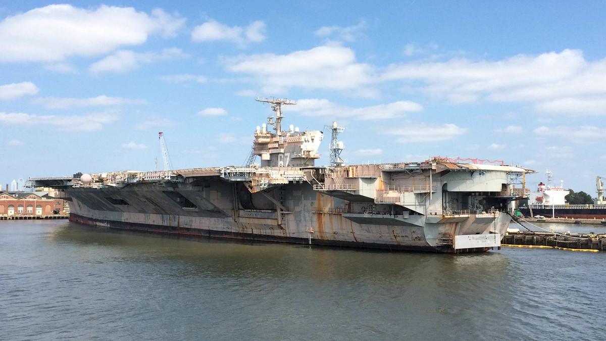 Cả hai chiến hạm đều trong trạng thái niêm cất kể từ khi loại biên đến nay. Hải quân Mỹ từng đề xuất phương án hoán cải USS John F. Kennedy thành bảo tàng nổi.