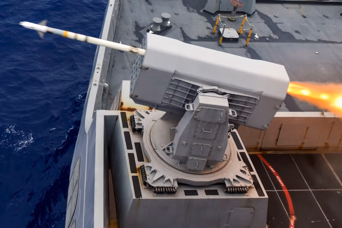 USS John F. Kennedy đã từng được trang bị vũ trang đến tận “chân răng, kẽ tóc” với 24 tên lửa đối không Sea Sparrow và RIM-116 Rolling Airframe và 2 hệ thống phòng thủ tầm gần Phalanx CIWS. 