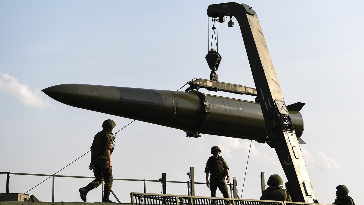 Các đầu đạn được phóng từ Iskander đều dành cho các nhiệm vụ và mang sức công phá khác nhau, bao gồm đa dang các loại như đầu đạn nổ phá xuyên vỏ hạng nhẹ HE, bom con, bom xuyên phá, bom nhiên liệu khí và EMP.