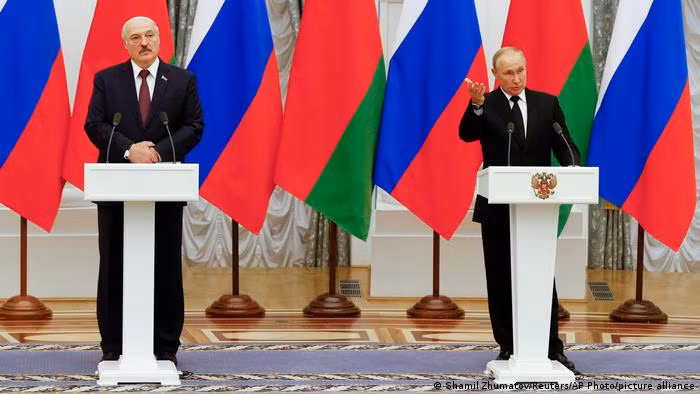 Chi tiết, Tổng thống Belarus, ông Alexander đã thông báo rằng, Belarus muốn nhận một số hệ thống tên lửa chiến thuật Iskander để triển khai tại các khu vực “nóng”, bao gồm các khu vực phía Tây và phía Nam của Cộng hoà Belarus giáp với EU, và ông đã tiến hành đề nghị với ông Vladimir Putin, người đồng cấp với mình.