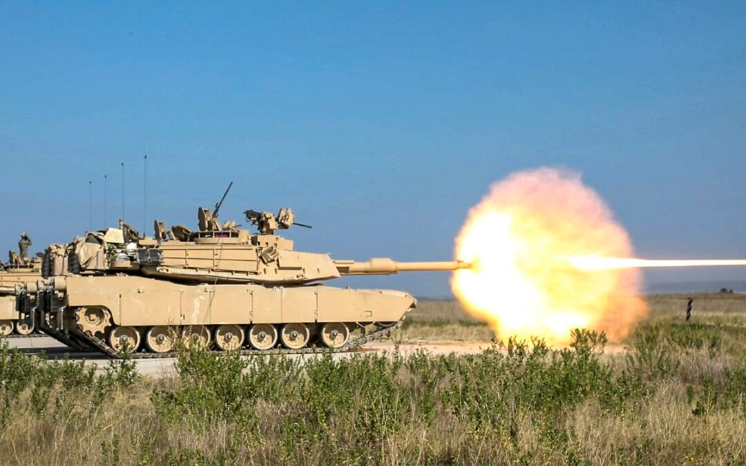 Hoả lực của Abrams cũng là một dạng sức mạnh tuyệt đối, khi các phiên bản sau này được trang bị một pháo nòng trơn cỡ 120mm M256 với 40 viên đạn đi kèm.