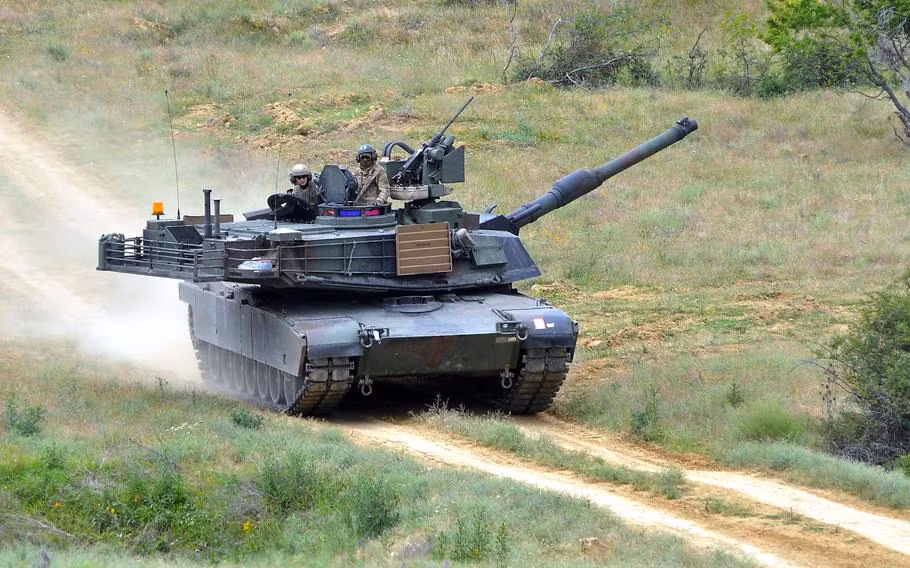 Về Abrams, tuỳ vào các biến thể thì chúng đều rất “khổng lồ” với trọng lượng lên tới 67,6-76 tấn. Chiều dài cơ sở của nó là 7,93m, chiều rộng 3,66m và chiều cao là 2,44m. Mỗi khi xuất kích, chiếc Abrams sẽ mang theo mình 4 người trong kíp lái.