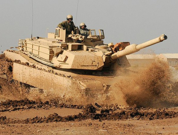 Khả năng phòng thủ của nó cũng rất kiên cố, những chiếc Abrams sẽ được bọc bởi các loại giáp như Chobham, giáp RH hay thép bọc uranium.