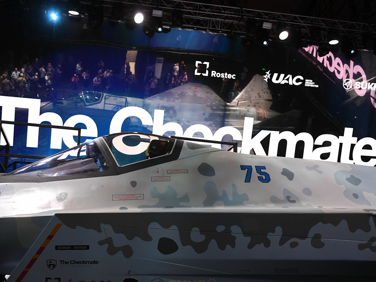 Còn các chi tiết khác, Su-75 trong buổi ra mắt được giới thiệu là một tiêm kích 1 chỗ ngồi. Song, Nga cũng khẳng định rằng có thể phát triển phiên bản 2 chỗ theo nhu cầu quốc gia đặt hàng và hoàn toàn sẵn sàng đón nhận sự hợp tác, đầu tư.