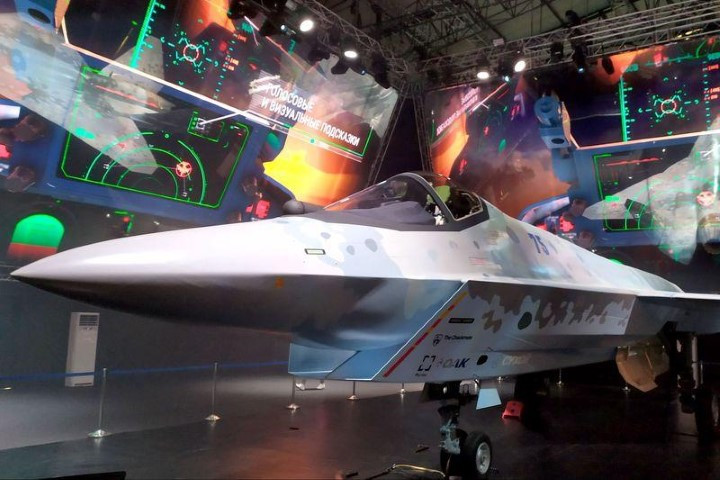 Tuy nhiên, trong buổi trình làng này chúng ta mới chỉ được thấy một mô hình hoàn chỉnh, đẹp đã, hoàn toàn không phải một nguyên mẫu của chiến đấu cơ Su-75 này.