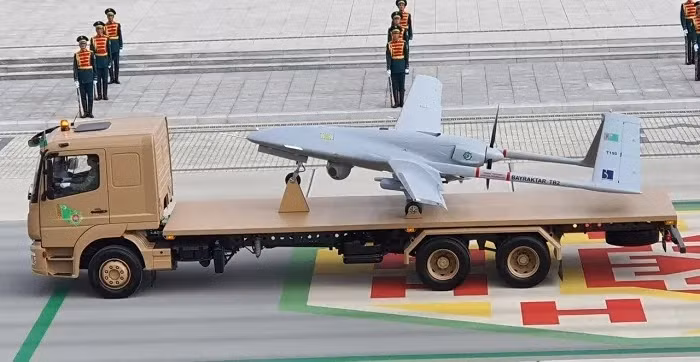 Cuộc duyệt binh năm nay, cũng chính là lần đầu tiên tại đất nước này. Cuộc duyệt binh được diễn ra tại chân đồi phía nam Ashgabat của dãy núi Kopetdag thay vì ở trung tâm thành phố gần dinh tổng thống như trước.