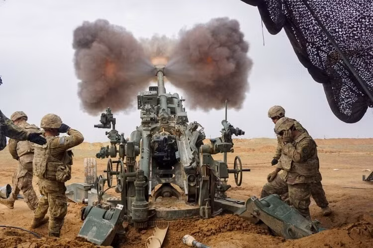 Trong cuộc chiến tại Afghanistan, M-777 đã chứng tỏ hiệu quả trong tác chiến của nó khi đã buộc Taliban phải rút lui khỏi đây. Theo thống kê khi đó, ít nhất 72 tay súng Taliban đã nằm xuống khi hứng chịu các loạt đạn của M-777 từ phía Canada.