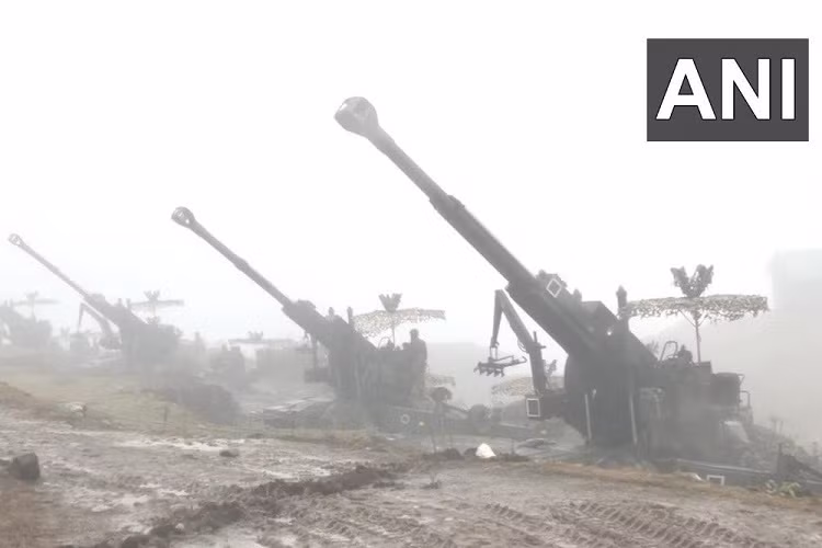 Theo số liệu mới đây được trang Swarajyamag công bố, Ấn Độ đã triển khai khoảng 3 trung đoàn lựu pháo M-777, tương đương tới 54 khẩu pháo loại này, kèm theo đó là các khẩu pháo phòng không Bofors L70 đến Đường kiểm soát thực tế (LAC).