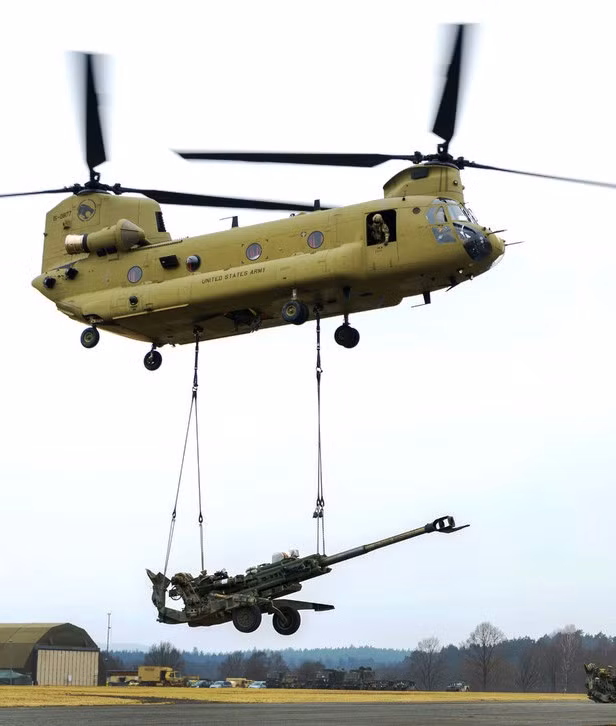 M-777 có khối lượng tương đối nhẹ, chỉ đạt tới 4.200kg. Theo Thiếu tướng Tarun Kumar Chawla của Quân đội Ấn Độ, ông nói “Với trọng lượng nhẹ, pháo M777 cỡ nòng 155mm sẽ có thể được vận chuyển ra tiền tuyến bằng trực thăng”.