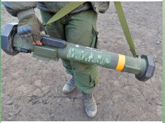 Cụ thể, truyền thông địa phương trong khu vực đã đăng tải hình ảnh cho thấy một người lính thuộc lực lượng Dân quân Donetsk (DPR) đang cầm trên tay mình loại vũ khí chống tăng M141 BDM của Mỹ. Nguồn ảnh: Truyền thông địa phương.