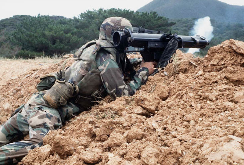 Điểm cộng của M141 nằm ở tầm bắn, loại vũ khí chống tăng cá nhân này có tầm bắn hiệu quả từ 15-500m, tuy nhiên tuỳ điều kiện thực tế, chúng hoàn toàn có thể đạt tới tầm bắn tối đa trên 1.000m. Nguồn ảnh: machinesfowar.blogspot.com.