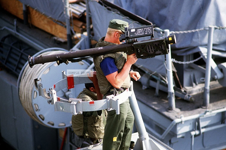 Kể từ năm 1984, Stinger đã được cung cấp cho nhiều tàu chiến của Hải quân Mỹ để phòng thủ điểm, đặc biệt là ở các vùng biển Trung Đông.