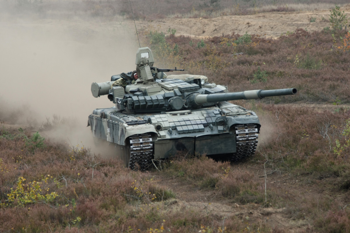 Các MBT T-80BV được trang bị bộ động cơ tuốc bin khí mạnh mẽ mang công suất lên tới 1.100 mã lực, các xe tăng này thể tăng tốc lên đến trên 70km/h, hoạt động bền bỉ trong quãng đường lên tới 500km không cần tiếp nhiên liệu. Nguồn ảnh: Pinterest.