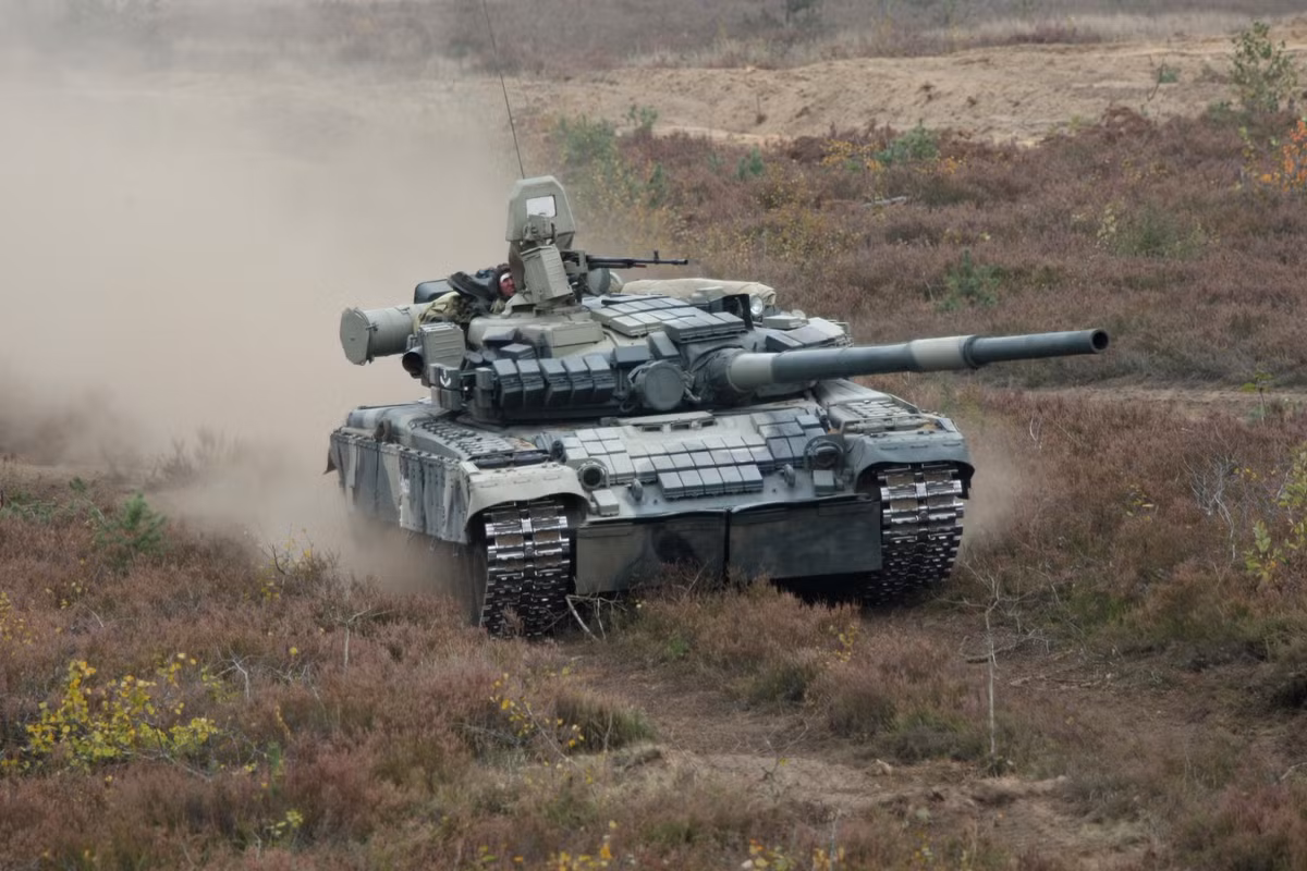 Các MBT T-80BV được trang bị bộ động cơ tuốc bin khí mạnh mẽ mang công suất lên tới 1.100 mã lực, các xe tăng này thể tăng tốc lên đến trên 70km/h, hoạt động bền bỉ trong quãng đường lên tới 500km không cần tiếp nhiên liệu. Nguồn ảnh: Pinterest.