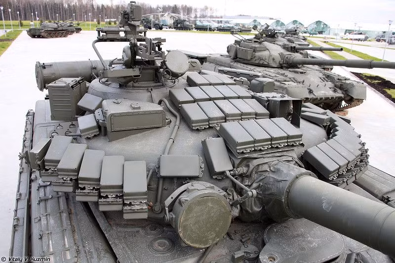 Với phiên bản T-80BV này, Nga đã nâng cấp vượt trội cho các xe tăng này về mặt phòng thủ với lớp giáp bảo vệ mới, đi kèm đó còn có sự trang bị của các trang thiết bị điện tử tân tiến nhất. Nguồn ảnh: Pinterest.