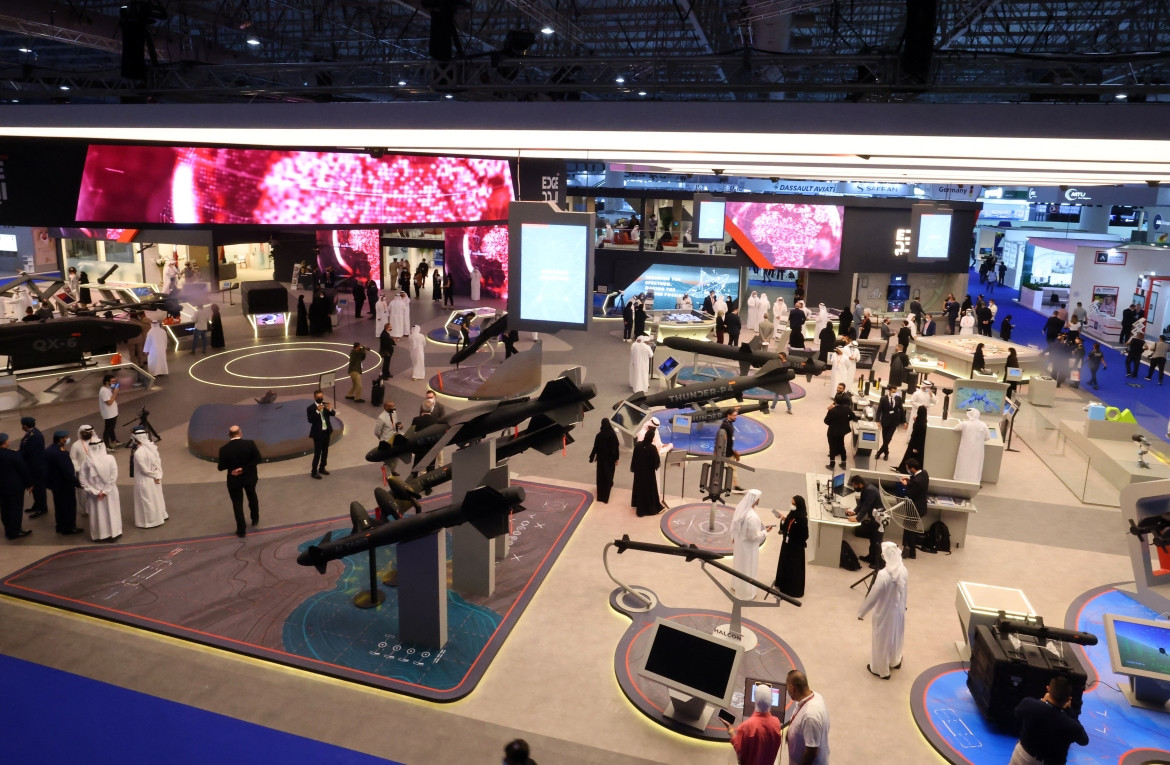 Ngoài ra, còn có đa dạng các loại khí tài như pháo phòng không, tên lửa, v.v. Đều là những loại vũ khí tân tiến được các đơn vị phát triển và mang đến giới thiệu, tất cả đều có uy lực mạnh mẽ.