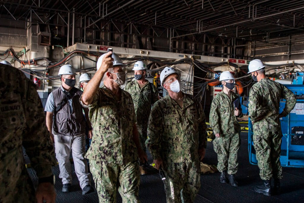 Một thủy thủ của tàu Bonhomme Richard đã bị kết tội cố tình phóng hỏa con tàu do nảy sinh mâu thuẫn với cấp chỉ huy. Tuy nhiên, trong một báo cáo điều tra mới đây về vụ hỏa hoạn, Phó Đô đốc Scott Conn, cựu chỉ huy Hạm đội 3 của Hải quân Mỹ, đã phát hiện "dù ngọn lửa bùng phát bởi một hành động phóng hỏa”, nhưng chiến hạm tỷ đô này đã bị hủy hoại chủ yếu do sự yếu kém trong công tác chữa cháy của thủy thủ đoàn.