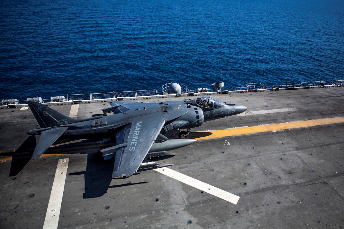 Ngoài ra, USS Bonhomme cũng đảm nhận nhiệm vụ như một khinh hạm sân bay hạng nhẹ tuỳ vào sự kết hợp đặc thù trong nhiệm vụ. Với việc đó, trên tàu tấn công đổ bộ này xuất hiện tới 6 cường kích AV-8B Harrier II. 