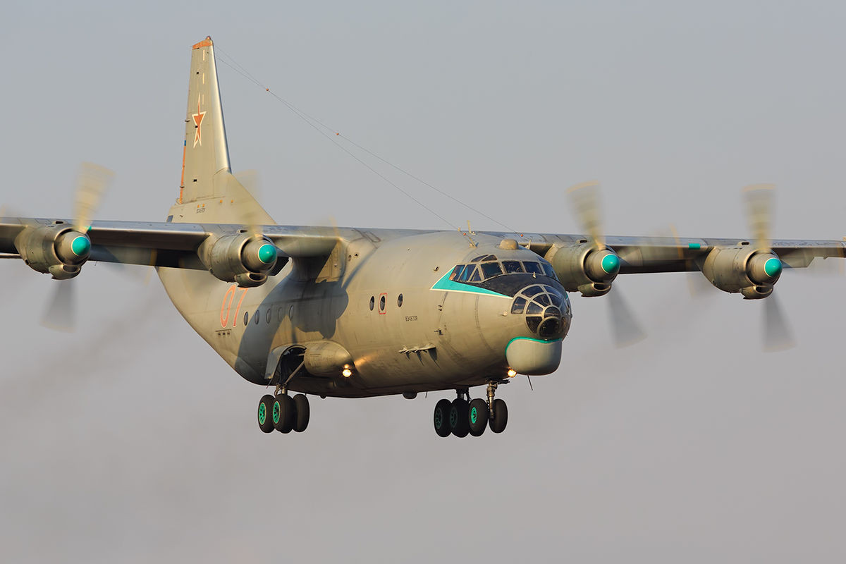 Có thể nói, việc xảy ra tai nạn vừa rồi của An-12 là rất đáng tiếc, nhưng có lẽ một phần, lí do có thể do tuổi đời của vận tải cơ này đã khá lớn, khi tính đến nay, đã là hơn 60 năm phục vụ của nó. Nguồn ảnh: Pinterest.