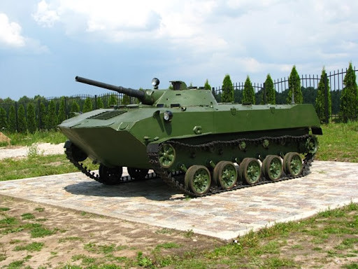 Với 20.000kg sức tải, An-12 có thể mang theo mình tối đa là 100 lính nhảy dù tiêu chuẩn, hoặc có sự xuất hiện của xe bọc thép BMD-1 thay thế bớt lính nhảy dù. Và để vận hành vận tải cơ này sẽ có sự xuất hiện của 5 phi hành đoàn đảm bảo.