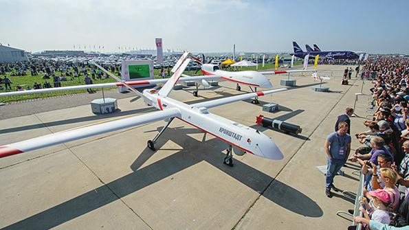 Hiện nay, số lượng Orion xuất hiện trong biên chế của Quân đội Nga là khoảng 30 chiếc. Chiếc UAV này cũng được Nga phát triển thành 3 phiên bản bao gồm thử nghiệm, bản chính thức và bản xuất khẩu.