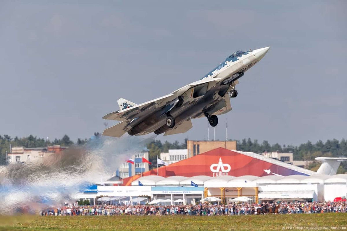 Cuối cùng, không chỉ là một máy bay chiến đấu tàng hình, siêu chính xác. Su-57 còn được cho là một máy bay siêu hành trình, được trang bị cho mình 2 động cơ tuốc-bin phản lực đốt sau Saturn AL-41F1. Cho phép chiếc tiêm kích đa nhiệm này đạt vận tốc siêu thanh, vận tốc tối đa của Su-57 lên đến Mach 2, phạm vi siêu thanh lên tới 1.500km.