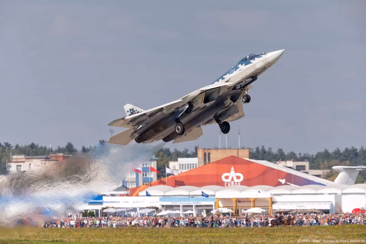 Cuối cùng, không chỉ là một máy bay chiến đấu tàng hình, siêu chính xác. Su-57 còn được cho là một máy bay siêu hành trình, được trang bị cho mình 2 động cơ tuốc-bin phản lực đốt sau Saturn AL-41F1. Cho phép chiếc tiêm kích đa nhiệm này đạt vận tốc siêu thanh, vận tốc tối đa của Su-57 lên đến Mach 2, phạm vi siêu thanh lên tới 1.500km.