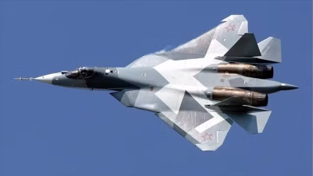 Với Su-57, chiếc máy bay chiến đấu đa nhiệm này còn có cho mình khả năng tàng hình, lẩn trốn khi được sử dụng rộng rãi vật liệu tổng hợp composite, thiết kế góc cạnh dạng răng cưa để tiêu radar. Cũng là máy bay chiến đấu tàng hình đầu tiên hoạt động trong Không quân Nga.