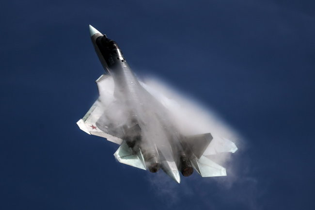 Su-57 cũng được trang bị thêm 1 pháo tự động cỡ nòng 30mm để hỗ trợ đối không và tự vệ.