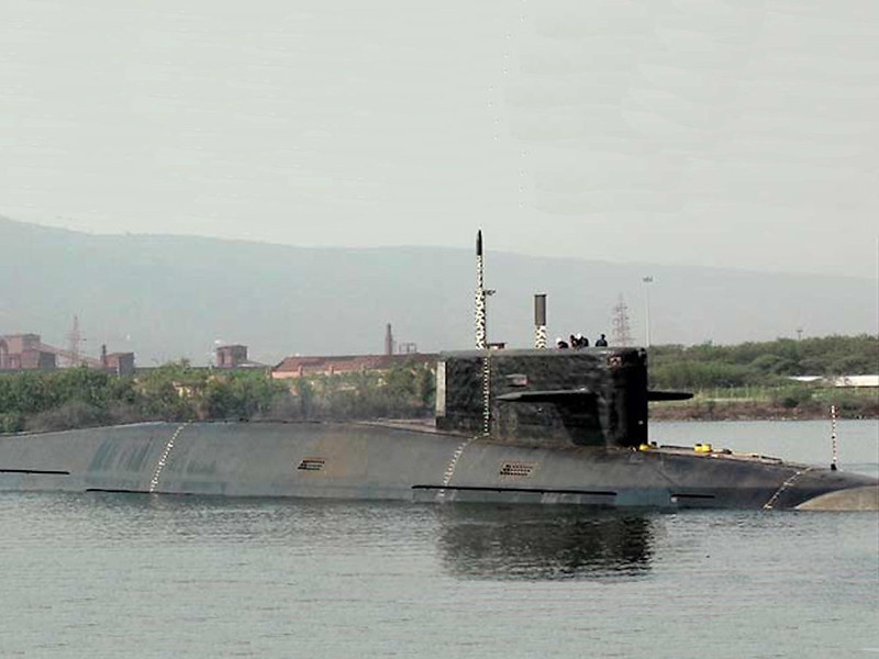 Tuy nhiên, ngoài sự thay đổi về chiều dài cơ sở hay tải trọng có thể trông thấy và nhận định, các tàu ngầm hạt nhân thuộc lớp tàu ngầm Arihant vẫn được cho là mang cũng một loại lò phản ứng hạt nhân, cung cấp cùng công suất và lực đẩy. Nguồn ảnh: sinodefenceforum.com.