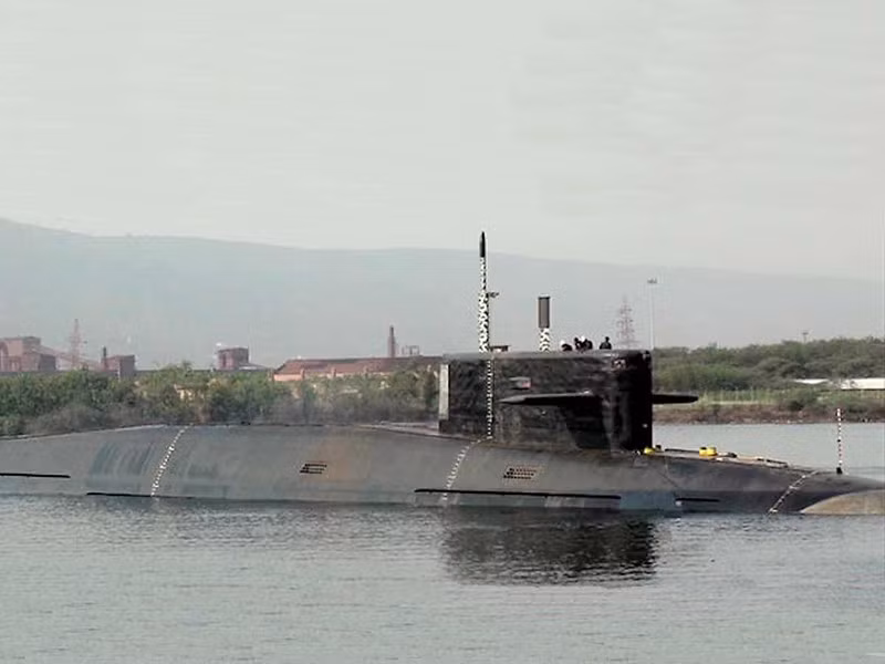 Tuy nhiên, ngoài sự thay đổi về chiều dài cơ sở hay tải trọng có thể trông thấy và nhận định, các tàu ngầm hạt nhân thuộc lớp tàu ngầm Arihant vẫn được cho là mang cũng một loại lò phản ứng hạt nhân, cung cấp cùng công suất và lực đẩy. Nguồn ảnh: sinodefenceforum.com.