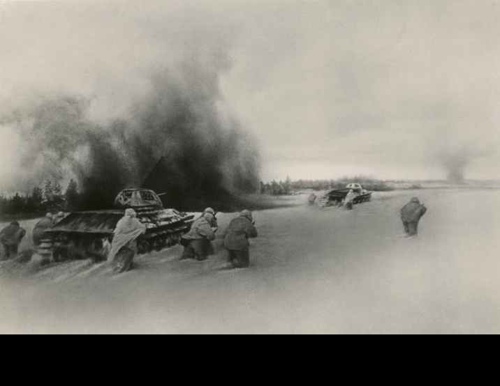 “Trong một tiếng rưỡi, toàn bộ mặt trận ầm ầm, sau đó cả năm đạo quân cùng tấn công. Cùng với chúng tôi là kỵ binh của [Thiếu tướng Lev] Dovator. Họ đi trước, sau đó ra lệnh cho chúng tôi: 'Tiến lên!' - và chúng tôi đã đi. Chúng tôi đang tiến lên, nhưng không thấy quân Đức đâu cả, chúng đã quay đầu lại. Tôi đã rất ngạc nhiên: 'Chà!' Tôi nghĩ, 'ngay khi chúng tôi tiến tới mặt trận Moscow, họ đã rút lui!' Mọi người vui lên, bắt đầu cười: 'Cuối cùng, chúng tôi đã đuổi họ ra ngoài! Bây giờ chiến thắng sẽ là của chúng ta! '”, Lính bộ binh Tunguchbay Apasov kể lại.