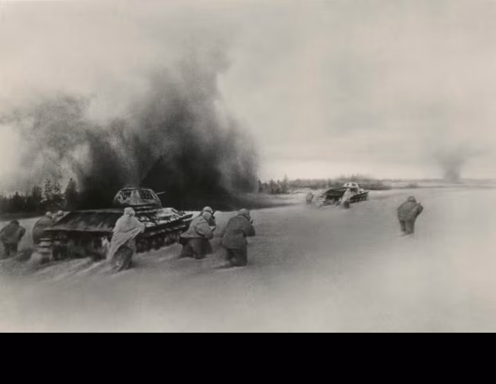 “Trong một tiếng rưỡi, toàn bộ mặt trận ầm ầm, sau đó cả năm đạo quân cùng tấn công. Cùng với chúng tôi là kỵ binh của [Thiếu tướng Lev] Dovator. Họ đi trước, sau đó ra lệnh cho chúng tôi: 'Tiến lên!' - và chúng tôi đã đi. Chúng tôi đang tiến lên, nhưng không thấy quân Đức đâu cả, chúng đã quay đầu lại. Tôi đã rất ngạc nhiên: 'Chà!' Tôi nghĩ, 'ngay khi chúng tôi tiến tới mặt trận Moscow, họ đã rút lui!' Mọi người vui lên, bắt đầu cười: 'Cuối cùng, chúng tôi đã đuổi họ ra ngoài! Bây giờ chiến thắng sẽ là của chúng ta! '”, Lính bộ binh Tunguchbay Apasov kể lại.