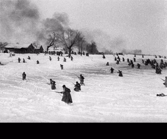 “Đôi khi tôi cố gắng nhớ lại các chi tiết của các trận chiến ở Moscow, nhưng không có gì liên quan đến nó. Tất cả ký ức của tôi hòa làm một: đói, lạnh, chết chóc xung quanh ... Chúng tôi được mang ủng, nhưng áo khoác ngoài của chúng tôi vẫn như cũ, từ khóa huấn luyện thiếu sinh quân, thứ không bảo vệ chúng tôi khỏi cái lạnh mùa đông. Các trận chiến không bao giờ có hồi kết, xe tăng bắn, súng nổ, chúng tôi tấn công, quân Đức tấn công ... ” , xạ thủ súng máy Pyotr Delyatitsky nói.