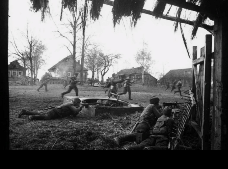 “Ở đây là địa ngục. Người Nga không muốn rời Moscow. Họ đã bắt đầu tấn công. Mỗi giờ đều mang đến những tin tức khủng khiếp. Tôi cầu xin bạn, đừng viết thư cho tôi về những chiếc ủng bằng lụa và cao su mà tôi đã hứa sẽ mang cho bạn từ Moscow. Bạn phải hiểu rằng, tôi đang chết, tôi sắp chết, tôi có thể cảm nhận được điều đó ”, một thợ hàn tên là Volheimer viết cho vợ mình.