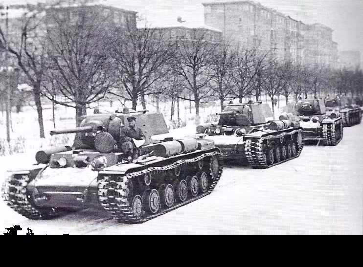 Vào ngày 2 tháng 10, theo kế hoạch của Chiến dịch Typhoon, tất cả các lực lượng chính của Trung tâm, đoàn quân của Đức đã tham gia vào cuộc tiến công hướng tới thủ đô của Liên Xô. Do đó đã bắt đầu một trong những trận chiến quan trọng nhất của Thế chiến thứ hai.